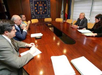 Gómez-Reino (a la izquierda, en el centro) en la reunión ayer en Santiago con los representantes argentinos.