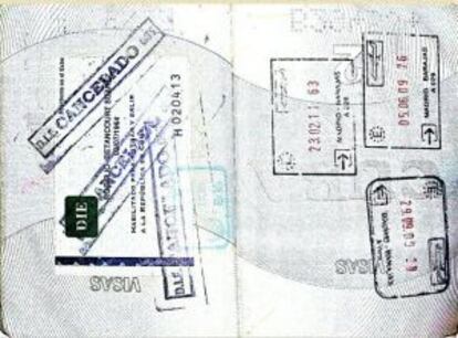 Imagen del pasaporte de Betancourt. A la izquierda el sello de su visa de salida de cuba cancelada.