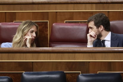 Pablo Casado y Cayetana Álvarez de Toledo, este miércoles en el Congreso.