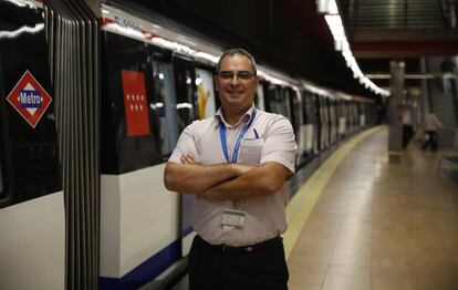 El maquinista Ángel Hurtado, en la estación de Villaverde Alto.