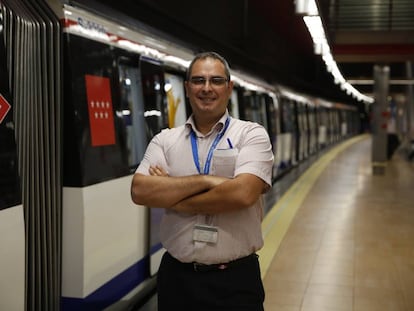 El maquinista Ángel Hurtado, en la estación de Villaverde Alto.