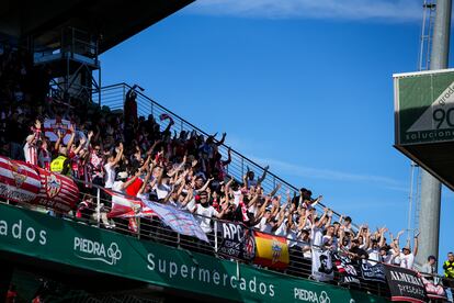 Hinchas del Almería, durante el duelo de su equipo ante el Córdoba, en El Arcángel. 