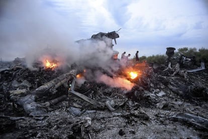 Fotograf&iacute;a de julio de 2014 que muestra restos del Boeing 777 de Malaysia Airlines derribado sobre el este de Ucrania.