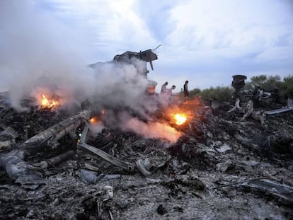 Fotografia de julho 2014 que mostra restos do Boeing 777 da Malaysia Airlines abatido ao sobrevoar o leste da Ucrânia.