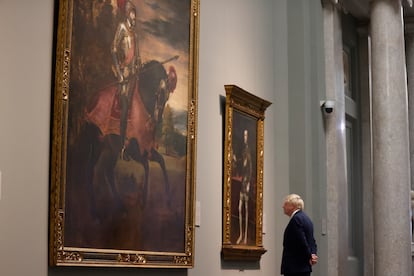 El primer ministro británico, Boris Johnson, contempla el cuadro 'Carlos V a caballo en Mühlberg' (1548), del pintor veneciano Tiziano Vecellio, el miércoles en el Museo del Prado. 