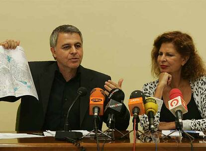 El edil socialista Juan Soto y la portavoz municipal Carmen Alborch, ayer, en rueda de prensa.