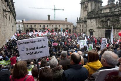 Los manifestantes abarrotan la plaza de A Quintana en protesta por la política sanitaria de la Xunta de Feijóo.