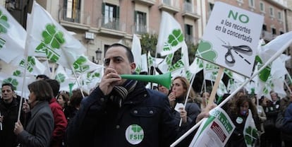 Cientos delegados, profesores y alumnos de la enseñanza concertada, ayer, en la protesta por los impagos del Consell frente al Palau