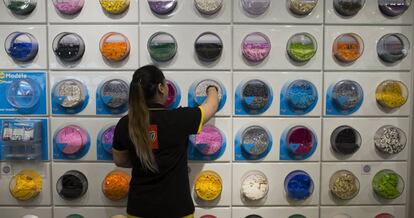 Una empleada de Lego en una de las tiendas de la compañía.