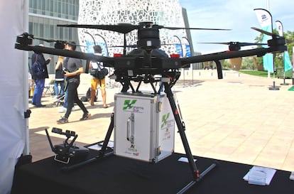 Dron y contendedor diseñados para el traslado de fármacos en el marco del proyecto Pharmadron
