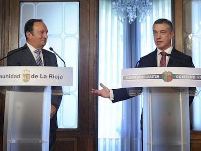 Momento de la rueda de prensa que han ofrecido el presidente de La Rioja, Pedro Sanz, y el 'lehendakari', Iñigo Urkullu.
