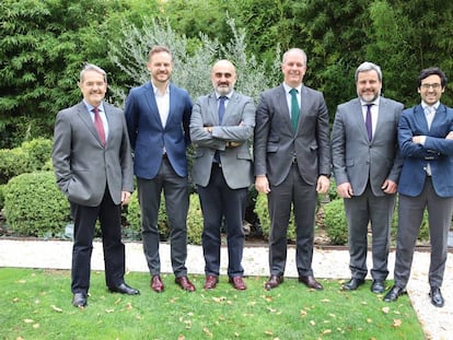 De izquierda a derecha: José Ramón Couso (socio de Ceca Magán); Raúl López (socio de consultoría de negocio e innovación Grant Thornton); Alfredro Muñoz (of counsel de Ceca Magán y Grant Thornton); Ramón Mesonero-Romanos (socio de Ceca Magán); Manuel Sanmartín (socio de consultoría de negocio e innovación de Grant Thornton) y José Luis Amat (manager de Ceca Magán). 