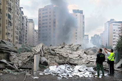 Personal de emergencias junto a los escombros de un edificio colapsado en el barrio de Dahieh en Beirut, este miércoles. 