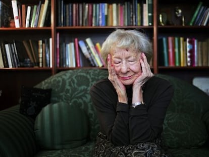 La escritora Wislawa Szymborska, en su casa en 2009. 