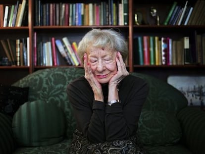 La escritora Wislawa Szymborska, en su casa en 2009. 