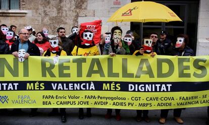 La Palataforma en Defensa de l&#039;Ensenyament P&uacute;blic protest&oacute; ayer frente a la Generalitat.