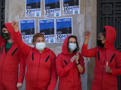 Manifestants amb granotes vermelles, simulant els de la sèrie 'La Casa de Papel', davant d'una seu del BBVA a Barcelona el passat 20 de març.