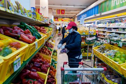 Un supermercado en Quito se adapta a las nuevas normas de bioseguridad.