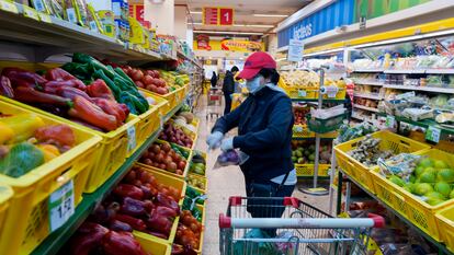 Un supermercado en Quito se adapta a las nuevas normas de bioseguridad.