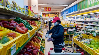 Un supermercado en Quito se adapta a las nuevas normas de bioseguridad.