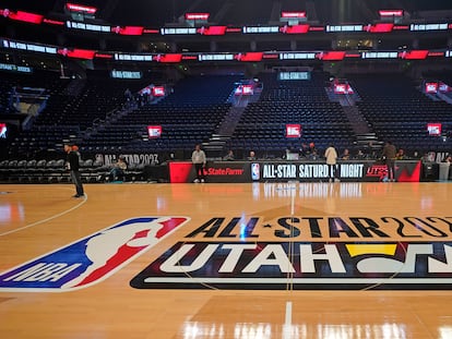 Personal de la NBA en la Vivint Arena de Salt Lake City, sede del próximo All Star Weekend.