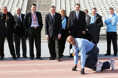 La mayor parte de la segunda jornada ha estado dedicada a la inspección de las instalaciones olímpicas. En la imagen, el cuádruple medallista olímpico Frankie Fredericks prueba la pista del estadio de La Peineta.