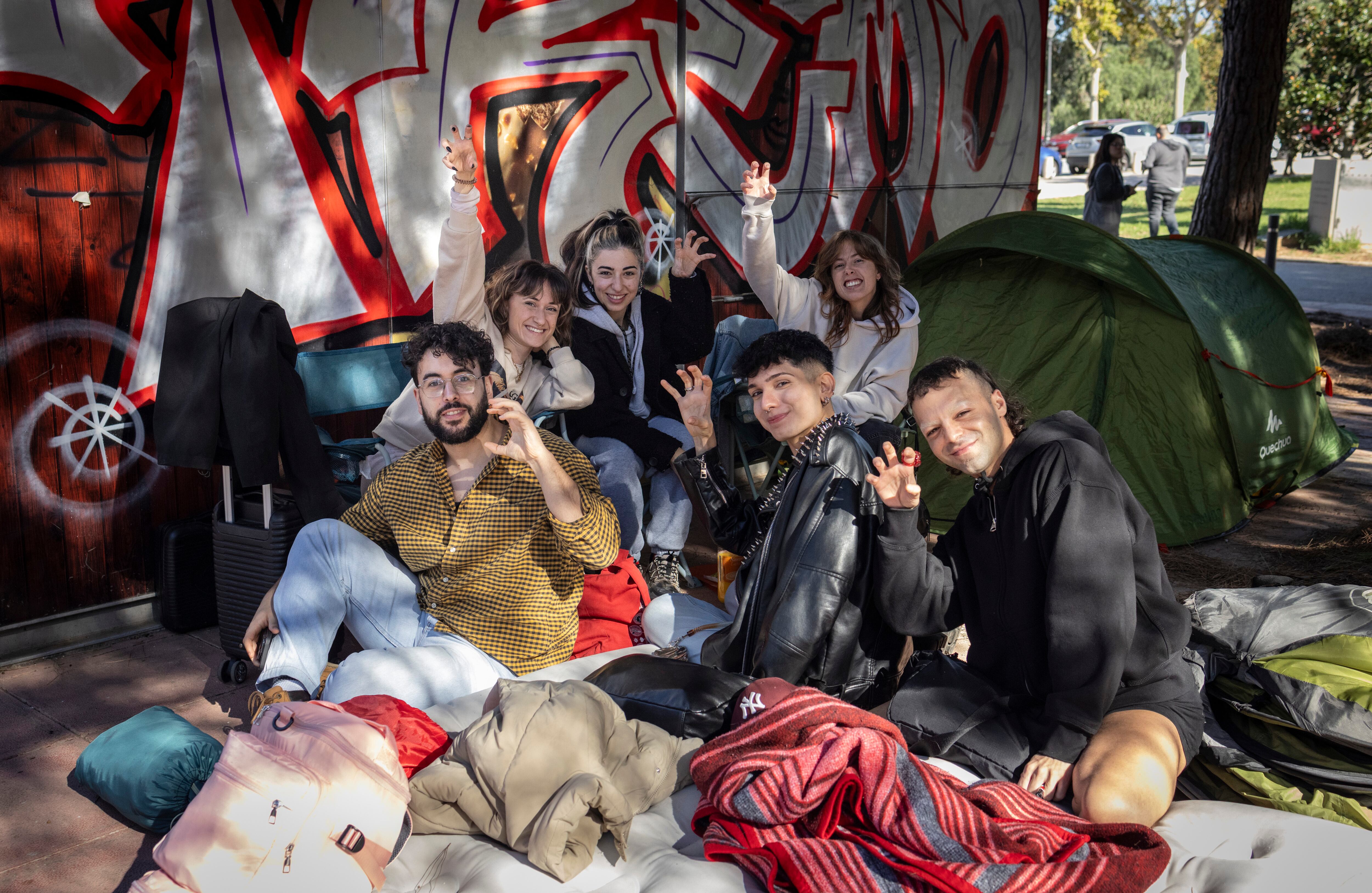 Jóvenes acampados a las puertas del Palau Sant Jordi.