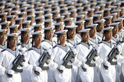Marineros del Ejército de Liberación Popular chino desfilan durante una sesión de entrenamiento en Pekín en 2009.