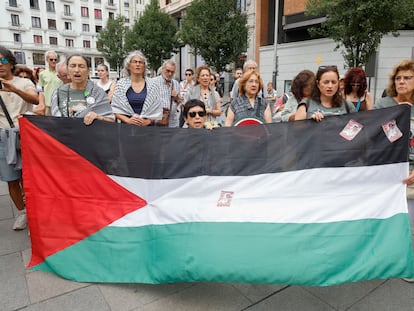 Profesores de la Marea Palestina, que mantenían un encierro en el Círculo de Bellas Artes para reclamar el embargo de armas a Israel, el sábado durante una concentración en Madrid. EFE/ J.P. Gandul