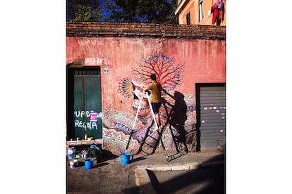 El lugar más popular del Pigneto es el área 'pedonale' peatonal), situada al inicio de la Via del Pigneto, muy animada por la noche y llena de bares interesantes. El icono más reconocible del barrio se encuentra aquí: un mural con el rostro de Jean Paul Sartre y una de sus citas existencialistas (junto a una típica ferretería de barrio). Los aficionados al neorrealismo italiano también disfrutarán en estas calles: Pier Paolo Pasolini rodó aquí 'Accattone' en 1961.