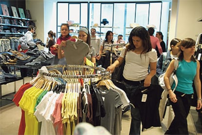 ¿QUE HAY DE NUEVO? Muchos consumidores salen de compras no ha buscar, sino a encontrar. "No necesitan nada. Entoces, lo que quieren es que les surja el deseo de comprar algo", sostiene el psicólogo Javier Garés. En la imagen, ambiente en un establecimiento Zara.