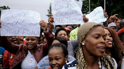 Sudafricanas celebran la dimisión del presidente Zuma.
