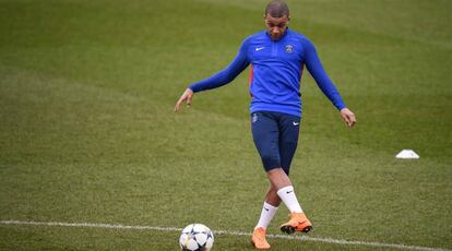 El jugador del PSG Mbappé, durante el entrenamiento de ayer cerca de París.