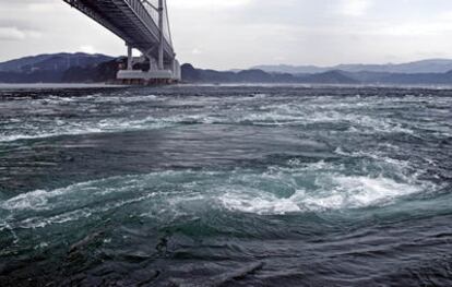 Remolinos turísticos bajo el Gran Puente del Estrecho de Akashi, en Japón