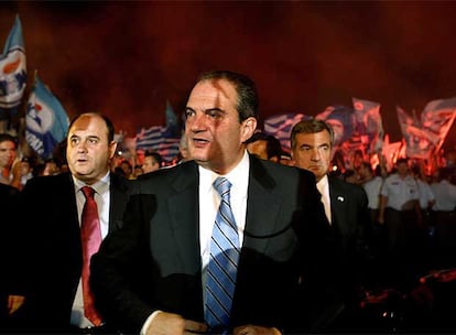 El primer ministro Costas Karamanlis, líder de Nueva Democracia, poco antes de realizar su discurso como ganador de las elecciones griegas de ayer.