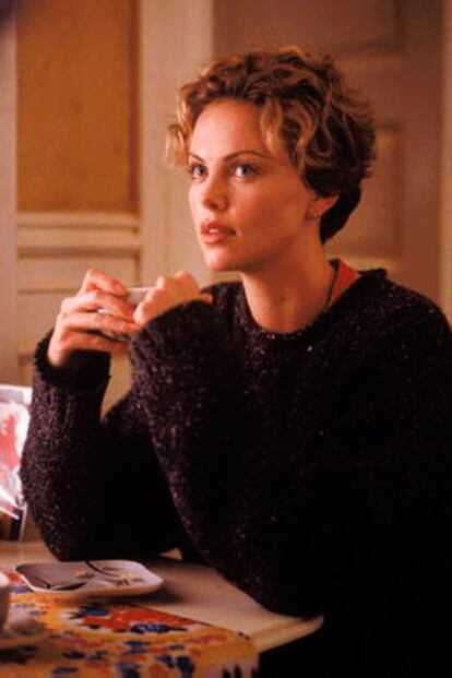 La sudafricana Charlize Theron en Sweet November (Noviembre dulce), en la que interpretaba a una publicista de éxito que conoce a un joven que se convertirá en su "chico de noviembre"