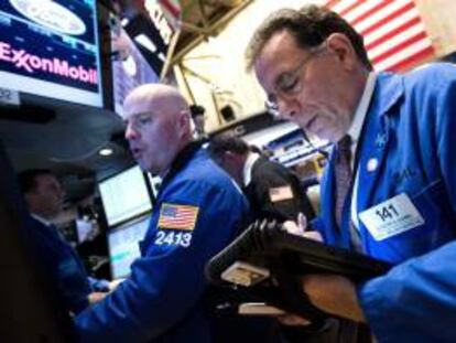 El índice Dow Jones de Industriales bajaba 32,75 puntos hasta los 16.481,62 enteros, mientras que el selectivo S&P 500 retrocedía el 0,25 % (-4,70 unidades) y se situaba en 1.874,85. EFE/Archivo