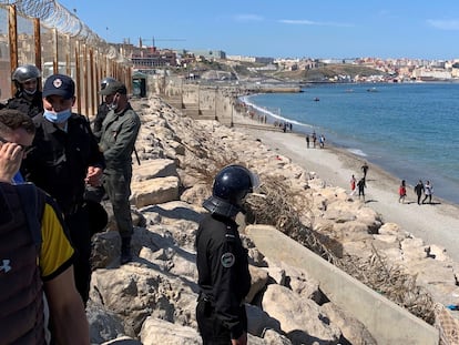 Fuerzas marroquíes junto a la frontera de su país con España, este martes.