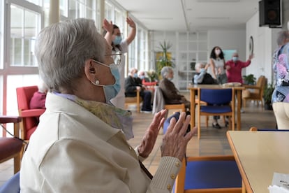 Varios ancianos en una de las salas de la residencia de mayores de Carballo, el 19 de junio en A Coruña.