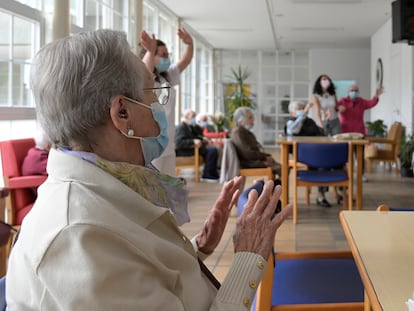 Varios ancianos en una de las salas de la residencia de mayores de Carballo, el 19 de junio en A Coruña.