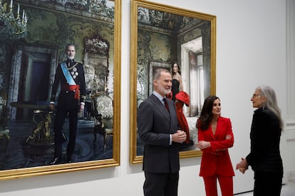 Los Reyes charlan con Annie Leibovitz frente a sus retratos.