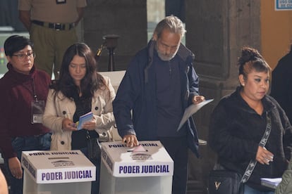 Votantes acuden a las urnas en el centro de Ciudad de México.