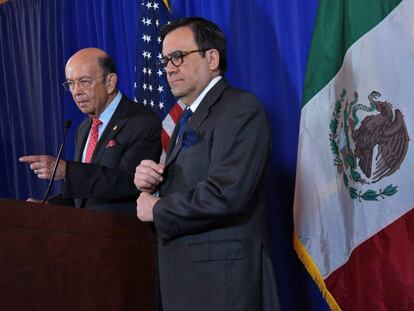 Los titulares de Comercio y Economía de EE UU y México, Wilbur Ross e Ildefonso Guajardo, anunciando el acuerdo el martes.