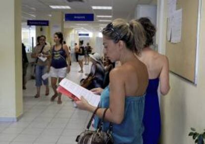 Varias personas esperan en una oficina de desempleo en Atenas (Grecia). EFE/Archivo