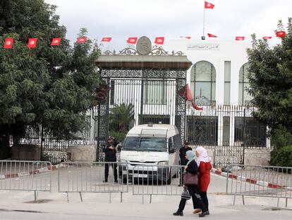 Dos mujeres pasan ante el Parlamento de Túnez tras su disolución, el 31 de marzo.