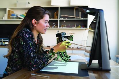 Este equipo todo en uno combina las funciones clásicas de un ordenador con otras interactivas: incorpora un proyector, un escáner 3D y una alfombrilla táctil para realizar creaciones combinando imágenes reales y virtuales. Pensado para dar rienda suelta a la creatividad de los alumnos y fomentar la colaboración, cuenta además con un conjunto de aplicaciones con base educativa: Anatomy 4D, por ejemplo, permite estudiar anatomía, mientras que Sculpt+ permite crear y esculpir objetos y Autodesk-Tinkercad está indicada para crear diseños digitales. PVP: 4.838,79 euros www.hp.com/es