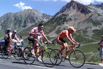 Carlos Sastre irrumpió en el ciclismo profesional en 1997, de la mano de Manolo Saiz. El director del equipo ONCE veía en él un gregario de lujo y el madrileño, que permaneció cuatro años en el equipo <i>amarillo</i>, no le defraudó. Muy rápido, en 2000, ya rubricó un octavo puesto en la clasificación general de la Vuelta a España y además se adjudicó el jersey de la montaña. En la imagen, en plena ascensión a Luz Ardiden, junto a Roberto Laiseka, del Euskaltel, y Denis Menchov, de Banesto.