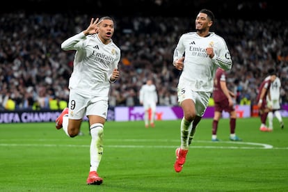 Kylian Mbappé y Jude Bellingham, del Real Madrid, celebran el tercer tanto del equipo blanco.