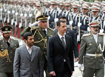 El presidente iraní Mahmud Ahmadineyad (izquierda) y su homólogo sirio, Bachar el Assad, pasan revista a tropas iraníes ayer en Teherán.