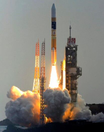 Lanzamiento de la vela solar <i>Ikaros</i> y la sonda <i>Akatsuki</i> en un cohete H-2A desde la base de Tanegashima en Japón.
